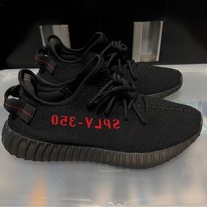 Yeezy’s Black/Red (Like New) w/Og Box | Size 11
